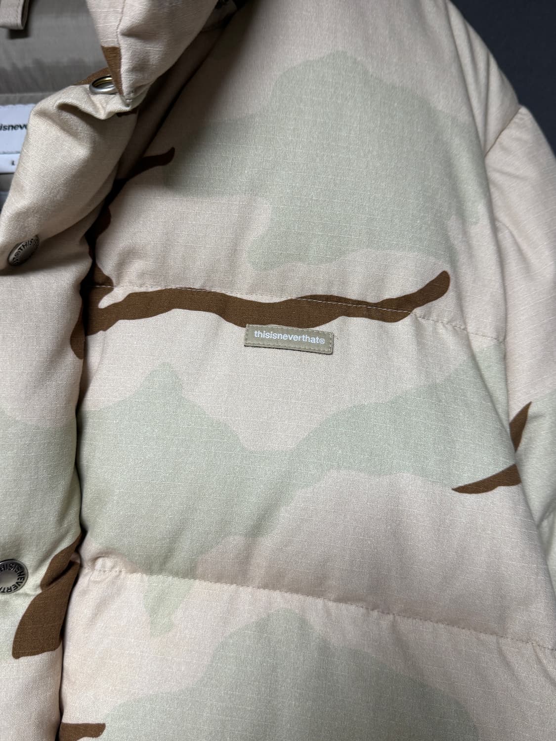 디스이즈네버댓 21FW 데저트 카모 패딩 상품이미지5