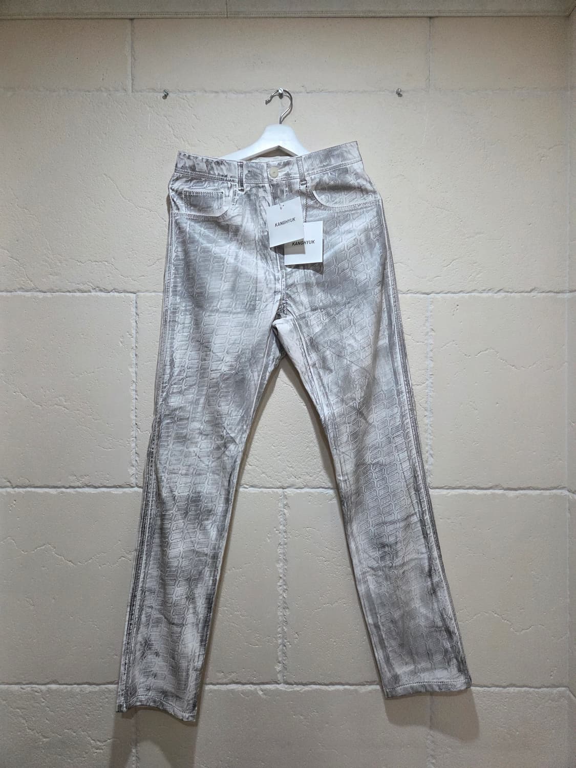 강혁 타이어 엠보싱 트라우저 팬츠 화이트 S사이즈 상품이미지1