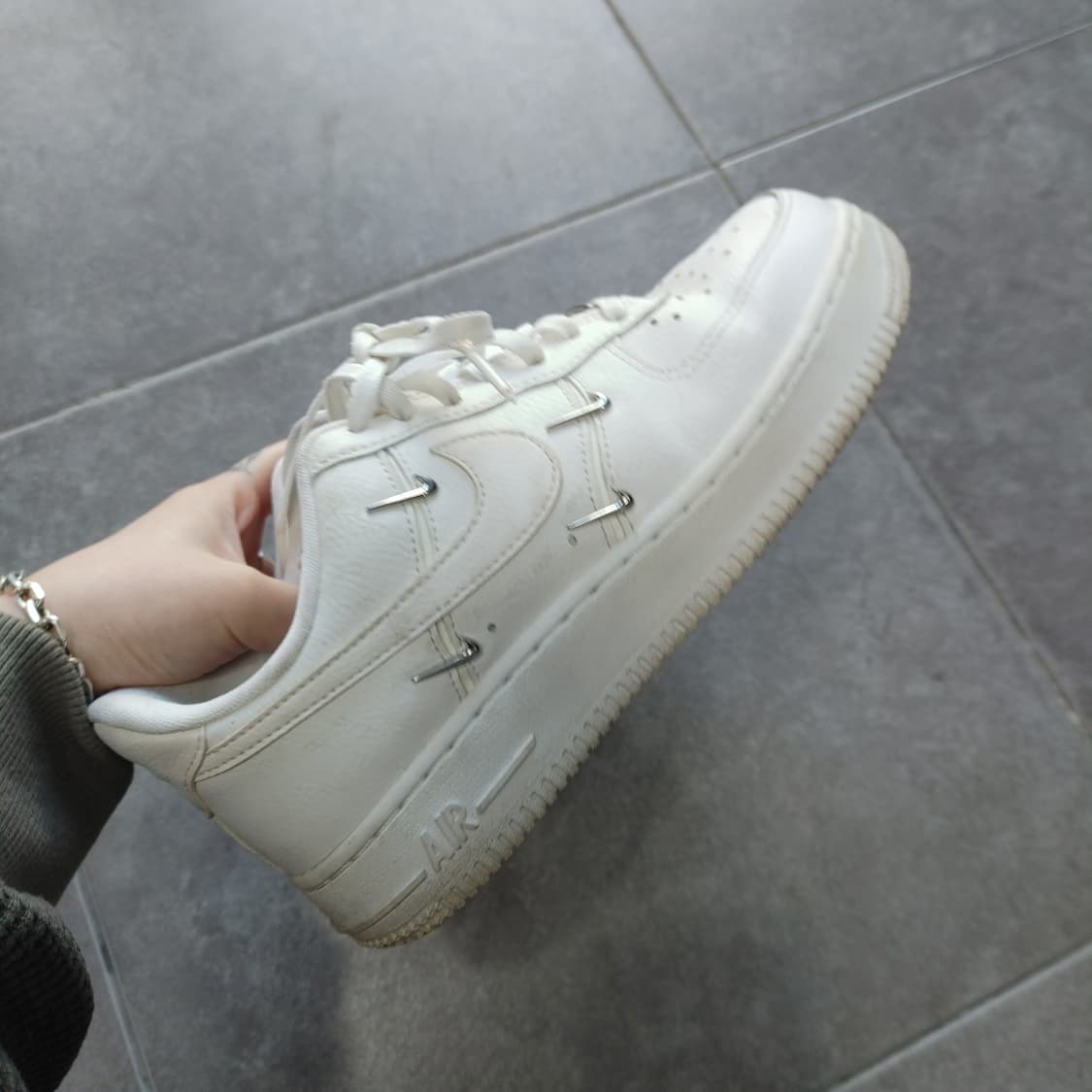 230 나이키 여성 에어포스 1'07 LX크롬화이트 하이퍼로얄 스니커즈 상품이미지5