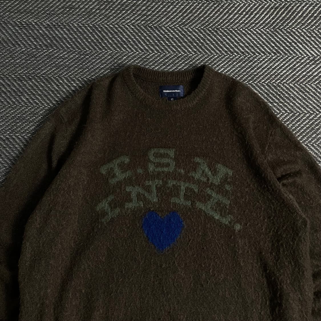 디스이즈네버댓 T.N.S 하트 로고 스웨터 브라운y 3715 상품이미지5