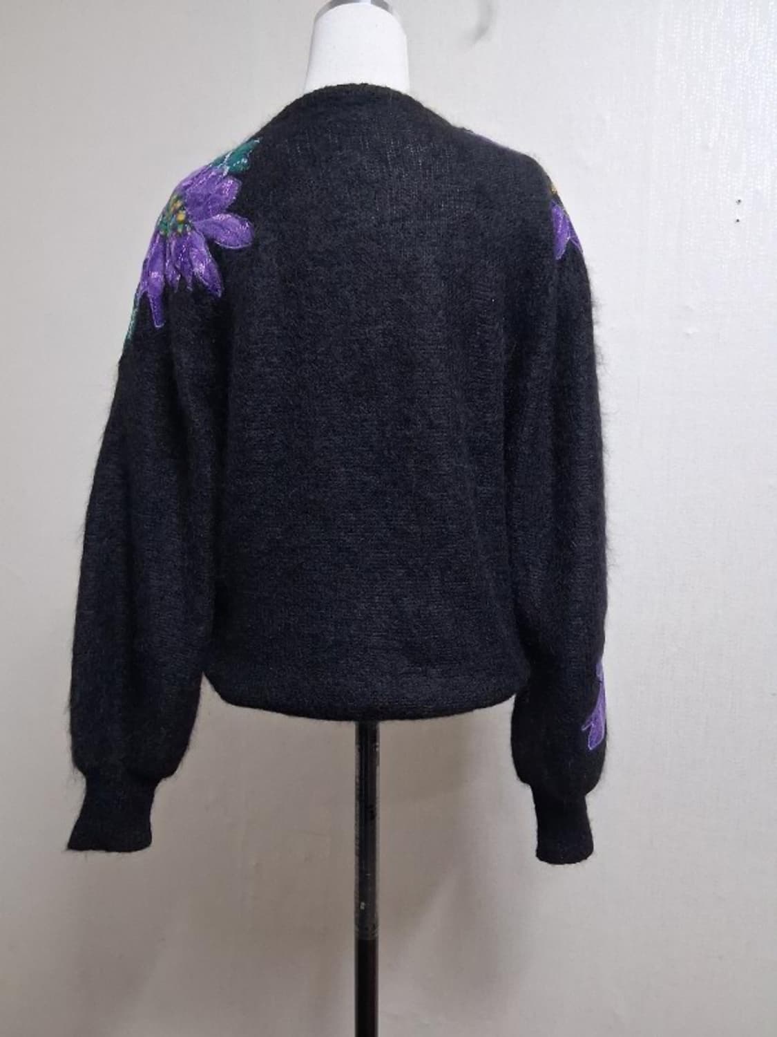 일본구제 빅플라워 자수배색 레트로핏 검정모헤야 니트 가오리핏 여성 통66 상품이미지2