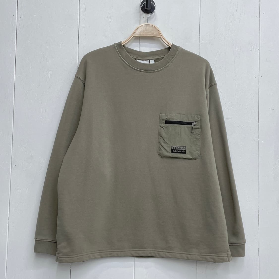 아디다스 유틸리티 지퍼 포켓 맨투맨  상품이미지2