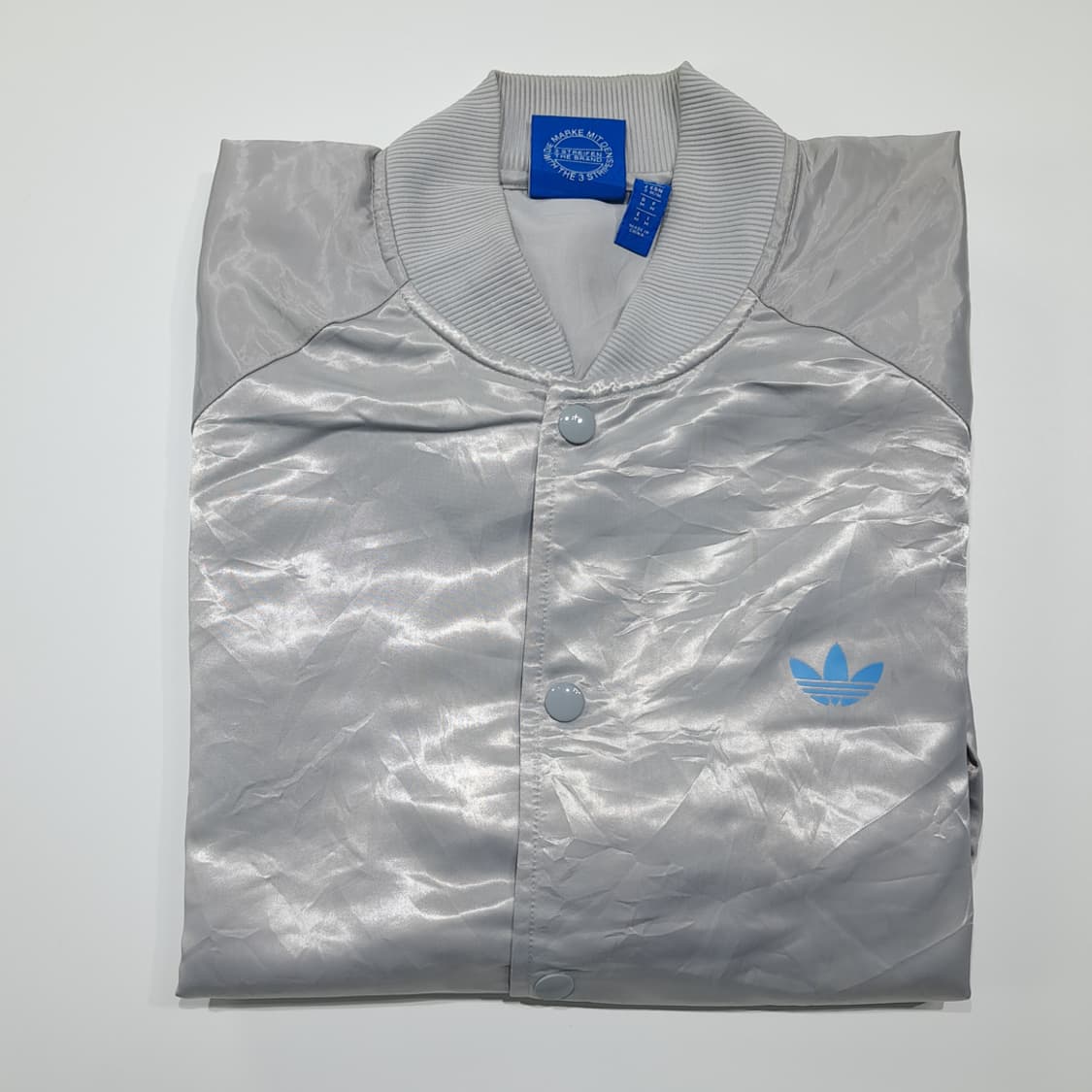 CK129 M 아디다스 니고 25 협업 실버 새틴 빅로고 봄버 자켓 상품이미지8