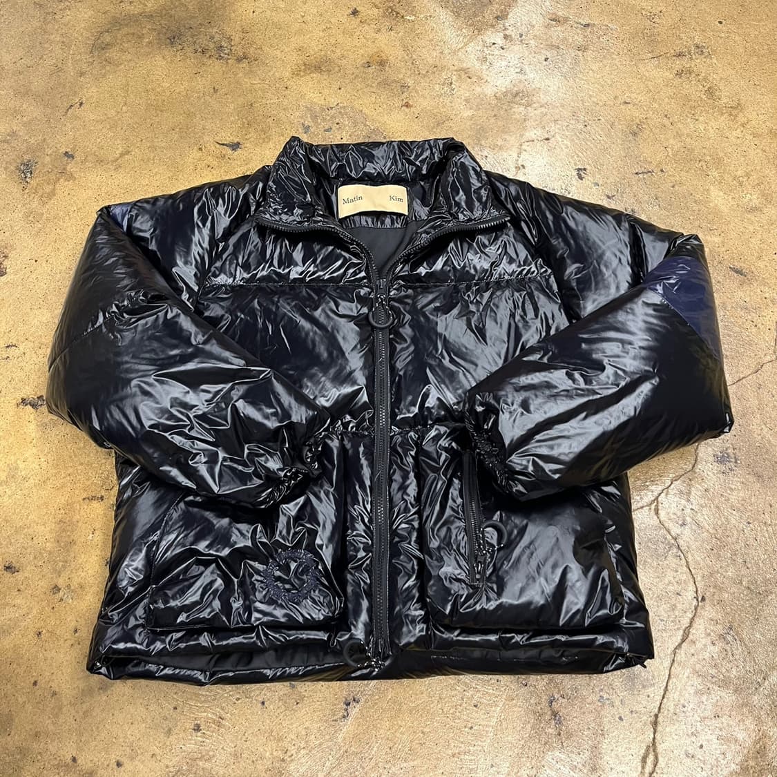 마뗑킴 유광 블랙 네이비 디테일 숏패딩  상품이미지2