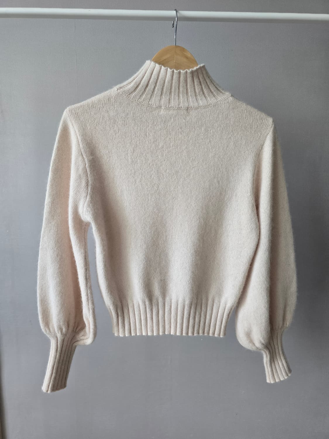 chico 폭스울 크롭 하이넥 퍼프 니트 상품이미지6