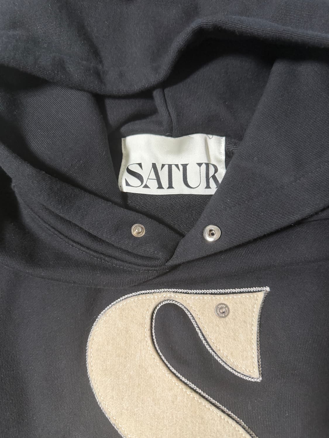 새터 리벳 아플리케 포켓 로고 후드 블랙 상품이미지3