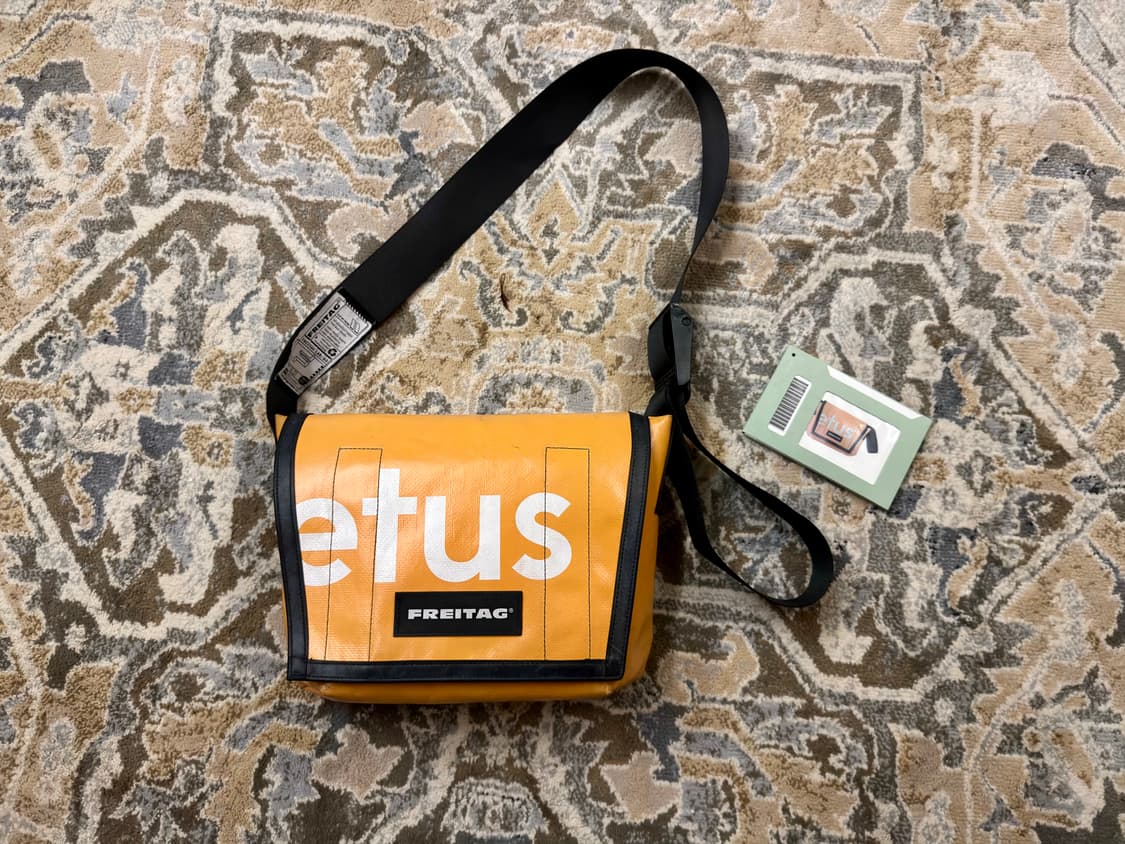 [프라이탁] F11 라씨 유광 옐로우 & 빅레터링 전사 (S급/민트택O) 상품이미지1