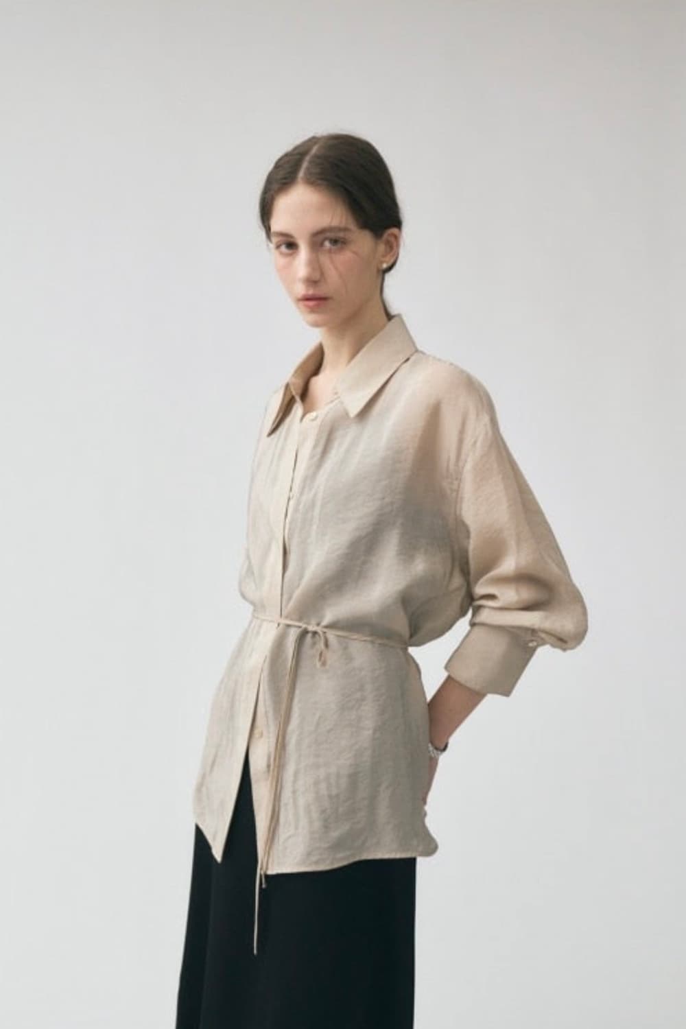 [새상품] 엘로주 드레이프 타이 블라우스 상품이미지1