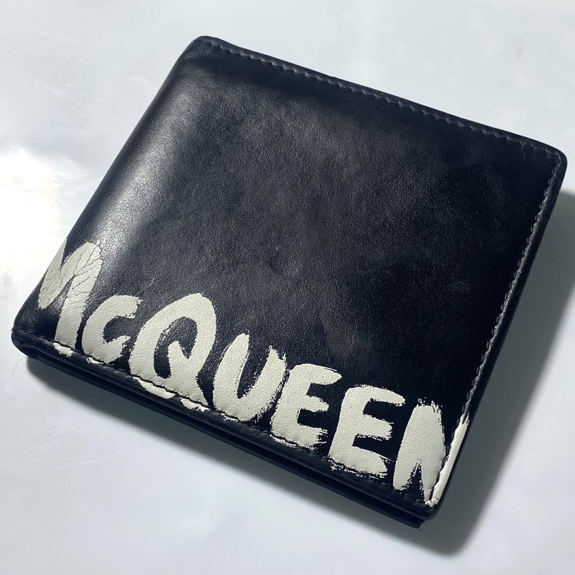 [정품] 알렉산더맥퀸 시그니처로고 그래피티 반지갑 상품이미지1