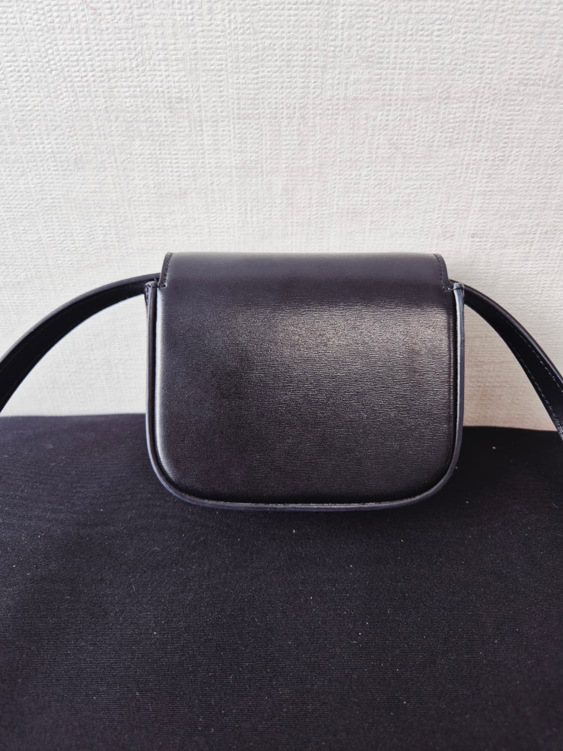 셀린느 트리옹프 미니 블랙 크로스백 상품이미지6