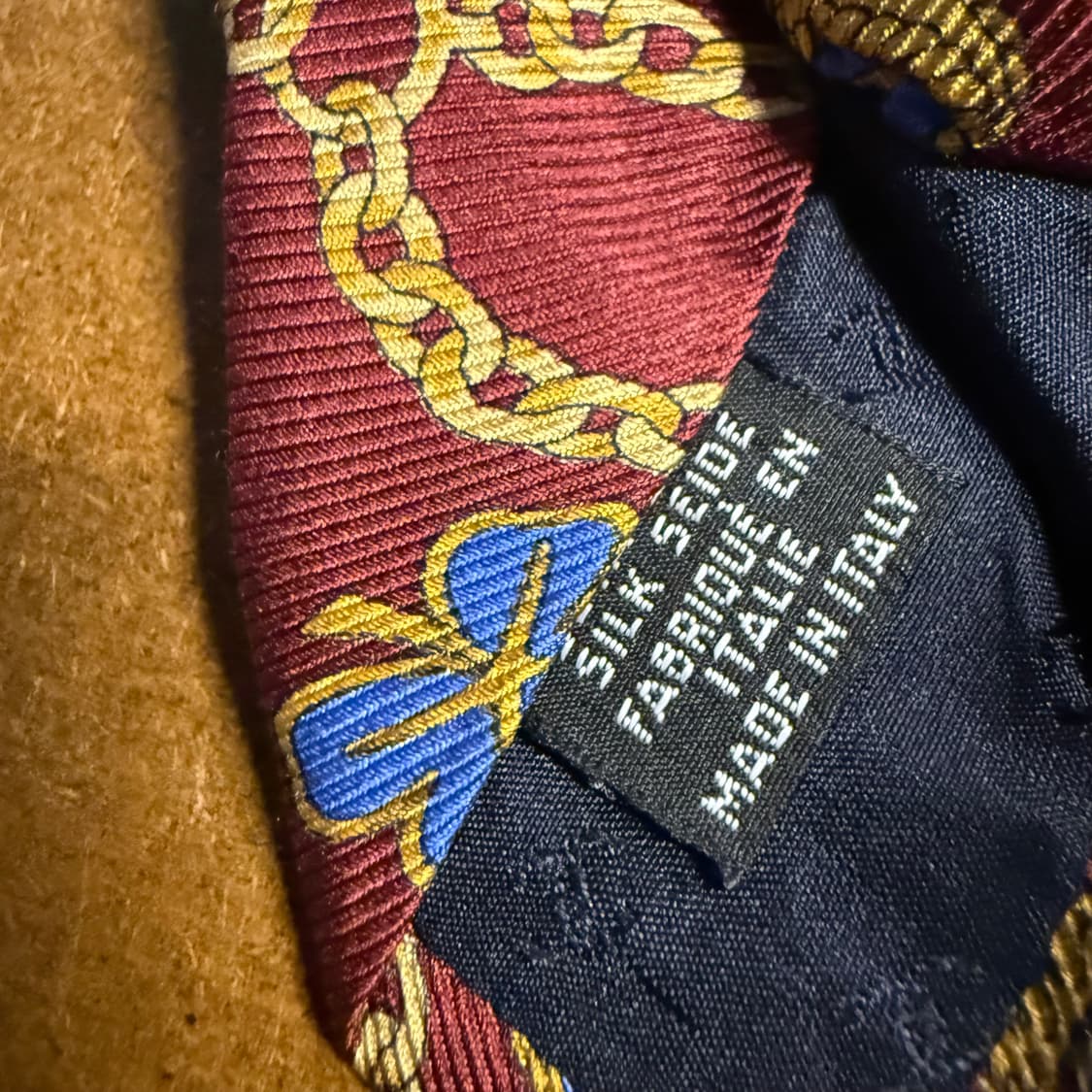 샤넬 CHANEL 체인 메달 패턴 실크 넥타이 버건디 상품이미지5