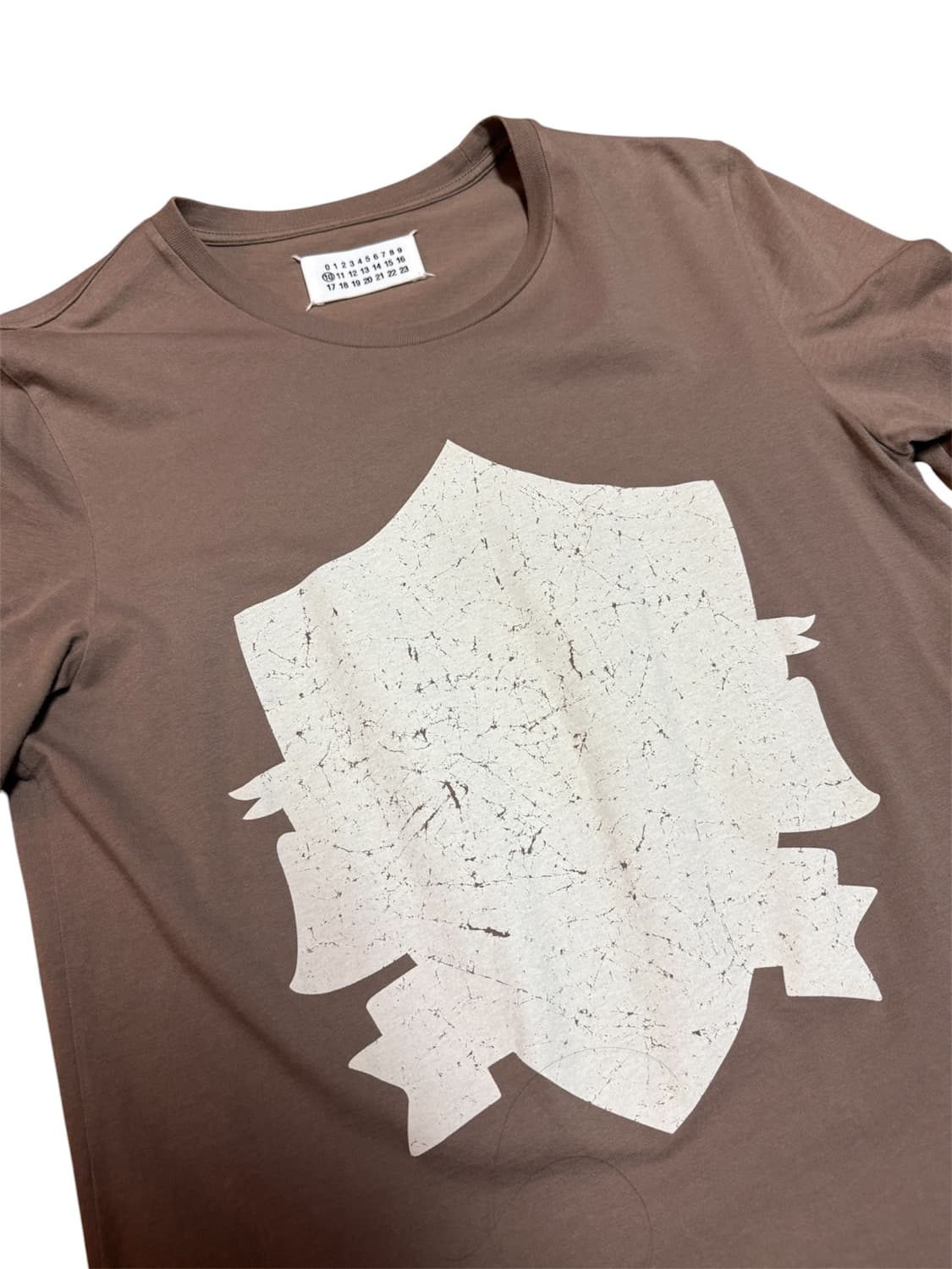 마틴 마르지엘라 아카이브 쉴드 티셔츠 브라운 상품이미지4