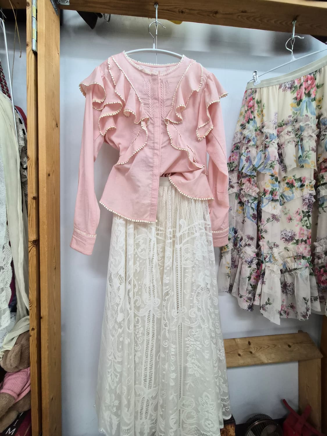 릴리브라운 프릴자수 블라우스 상품이미지1