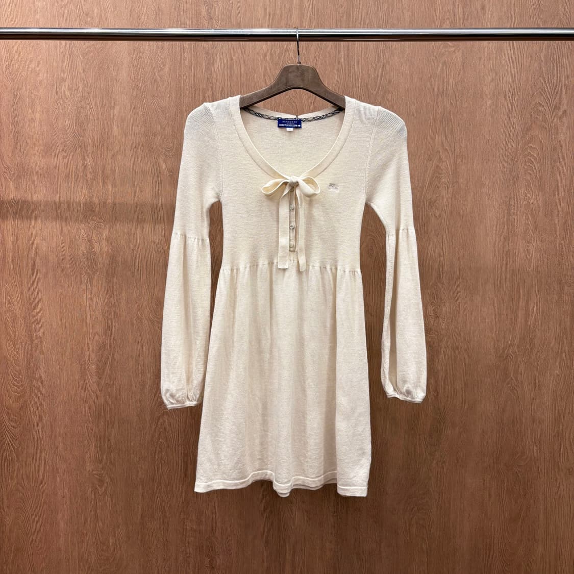 버버리 블루 라벨 브이넥 긴팔 니트 원피스 셔링 버튼 디테일 아이보리 상품이미지2