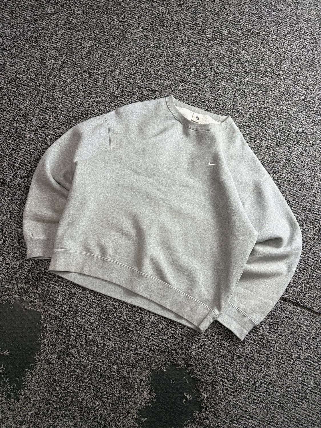 나이키 NSW 스우시 미니멀 그레이 크루넥 맨투맨 4140 상품이미지1