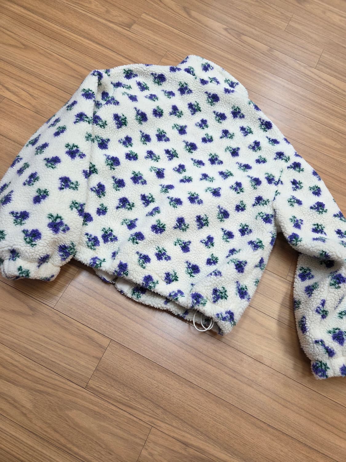 플라스틱 아일랜드 플리스 자켓입니다. 뽀글이 원단에 귀여운 꽃무늬가 포인 상품이미지2