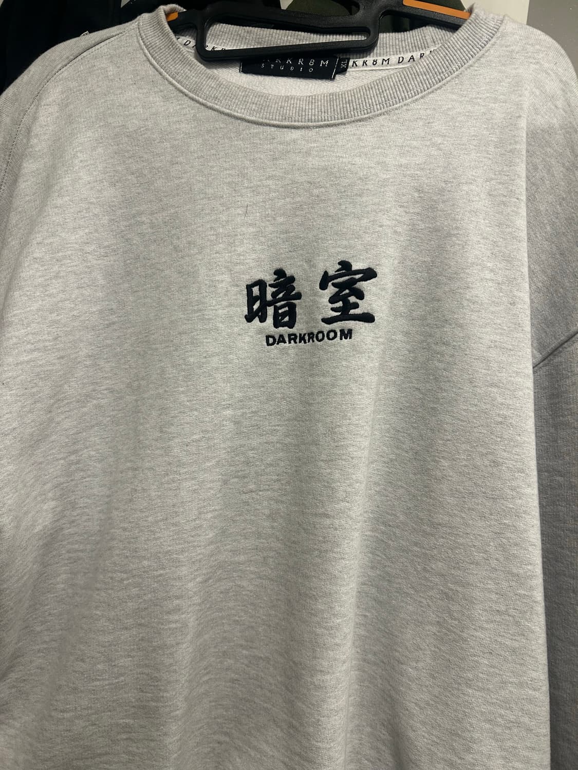 다크룸 스튜디오 베이직 로고 맨투맨 티셔츠 XL 상품이미지2