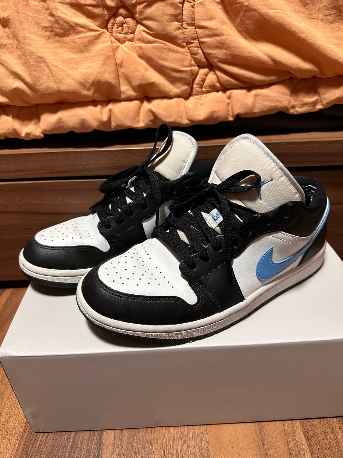 265) 에어 조던 1 로우 블랙 유니버시티 블루 (W) 상품이미지1