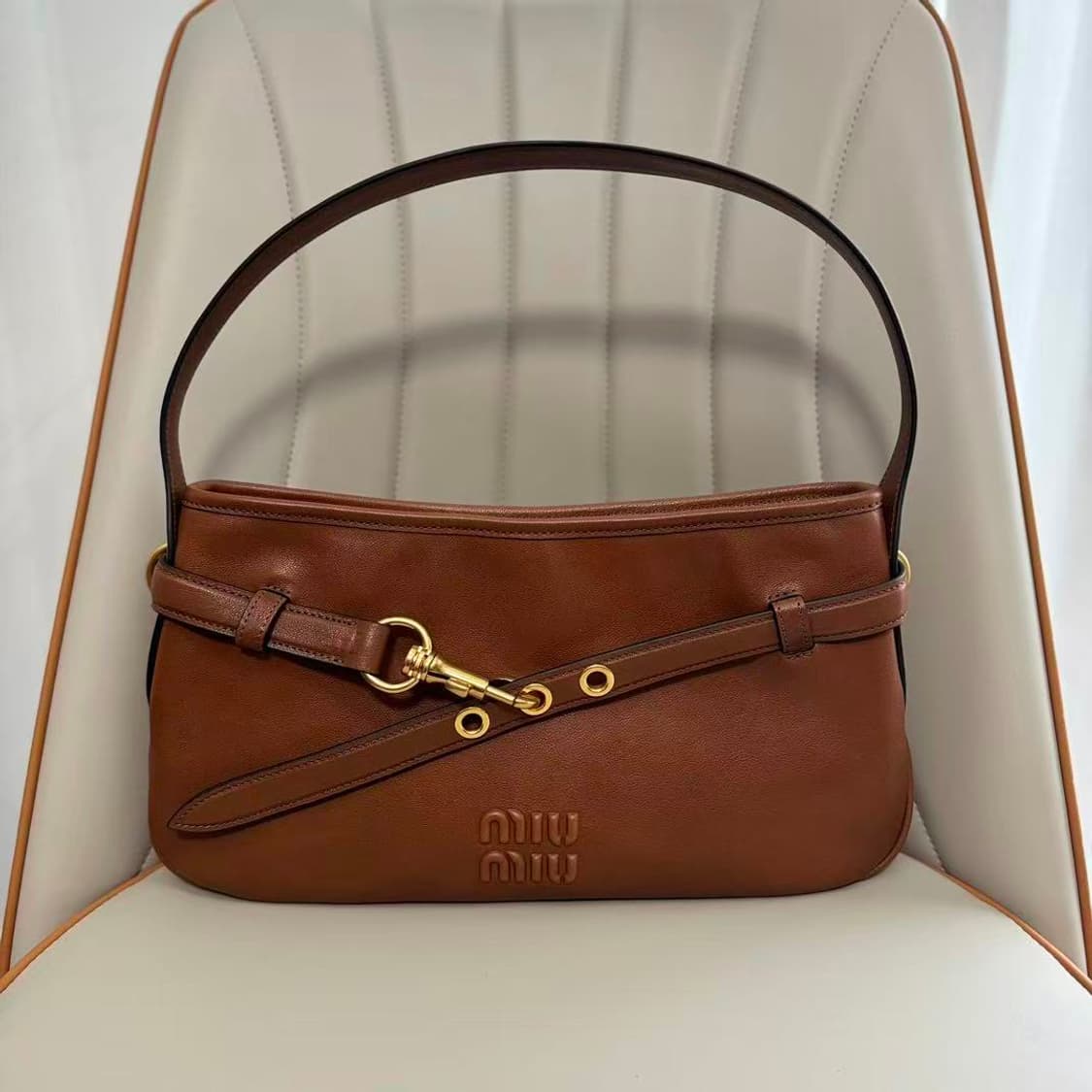 미우 미우 아벙츄어 나파 레더 백 꼬냑 상품이미지1
