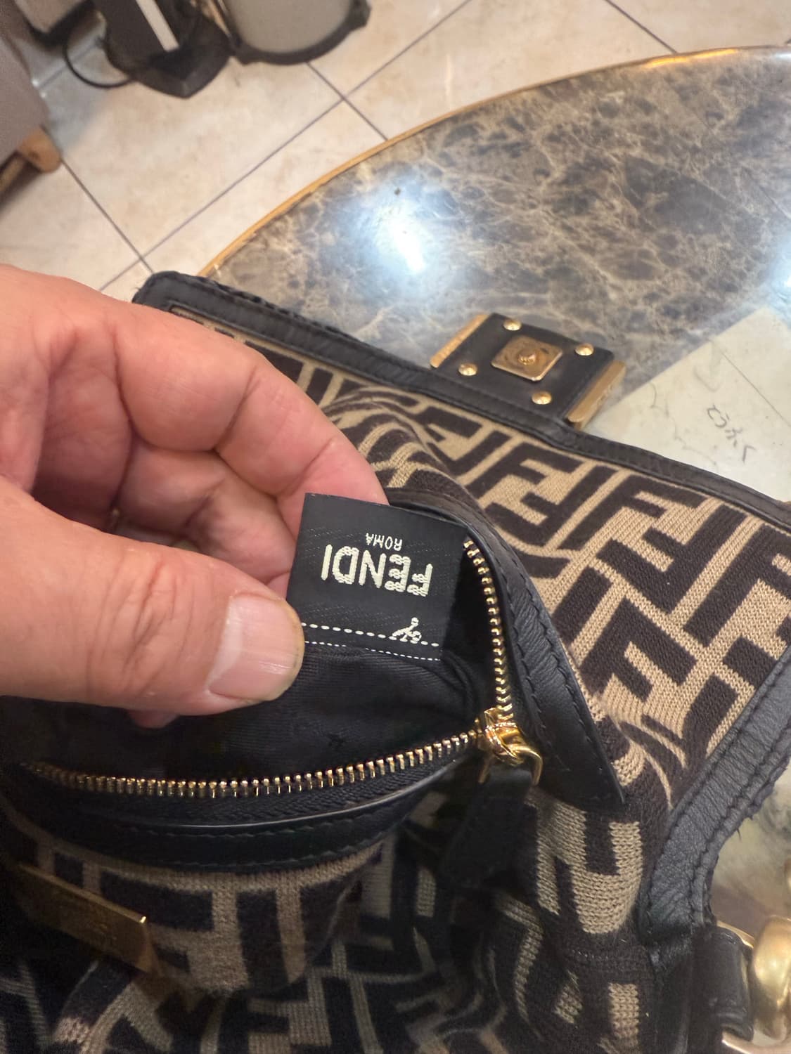정품 펜디 블랙앤크림 라피아 로고 바켓트백 팝니다 상품이미지9