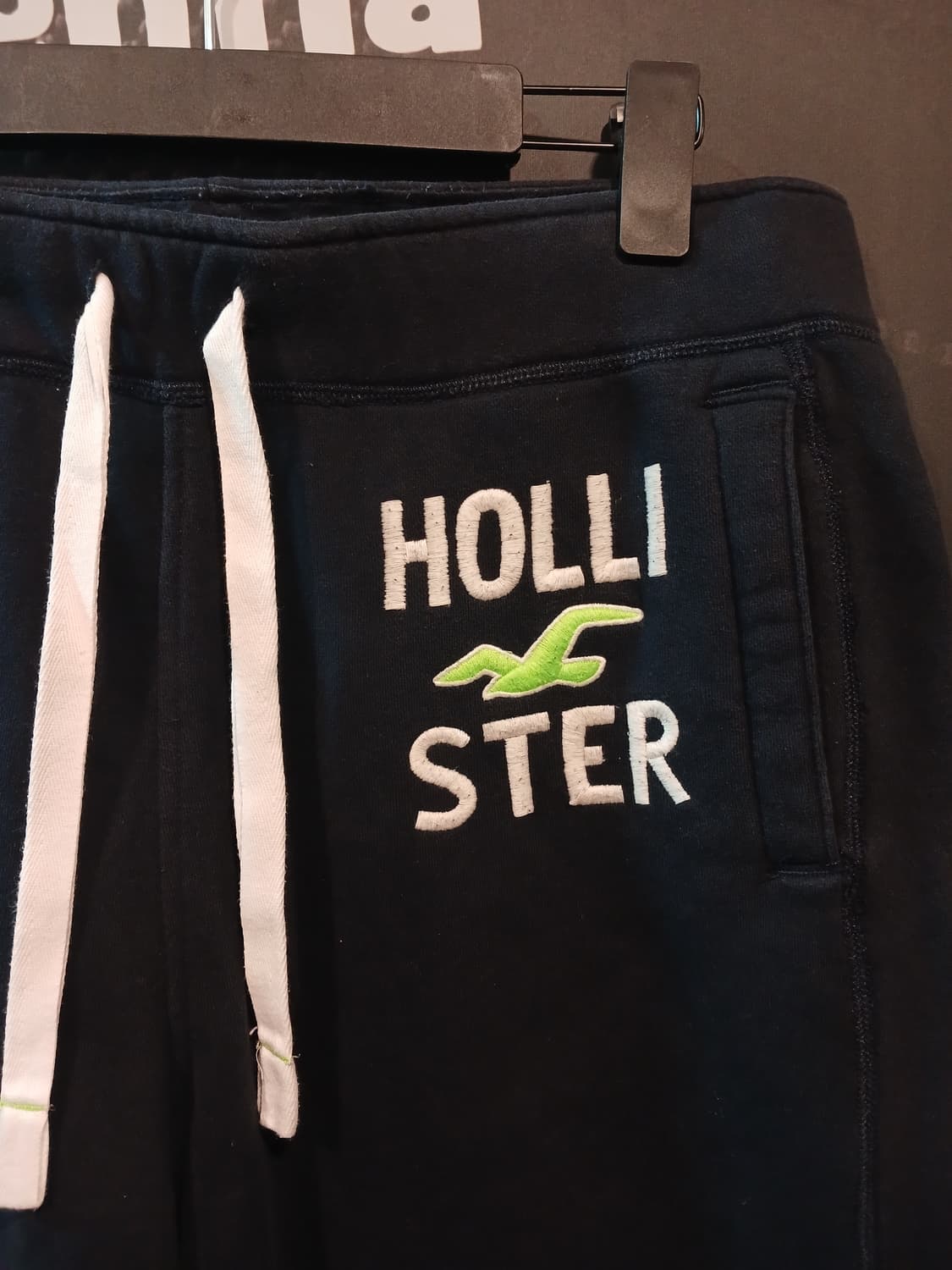 홀리스터 네이비 컬러 로고 그래픽 플리스 반바지 상품이미지2