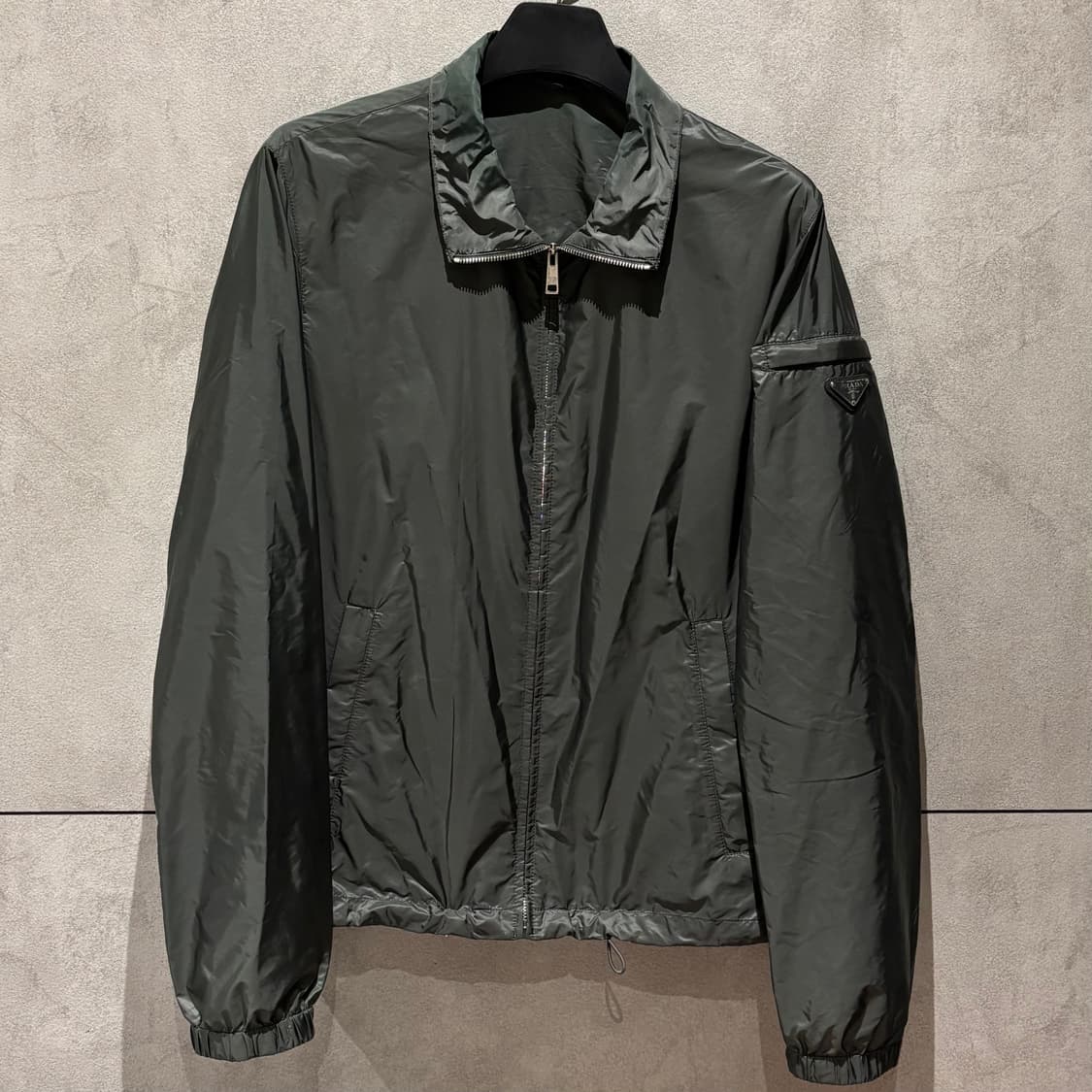 52/프라다 삼각로고 나일론 바람막이 상품이미지1