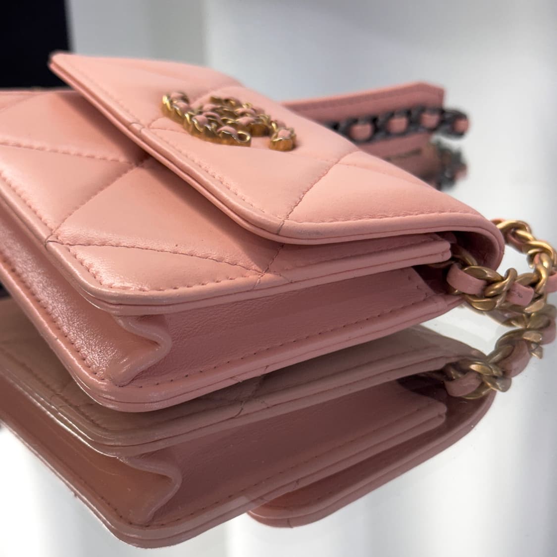 샤넬 19 체인 지갑 램스킨 플랩백 베이비 핑크 상품이미지10