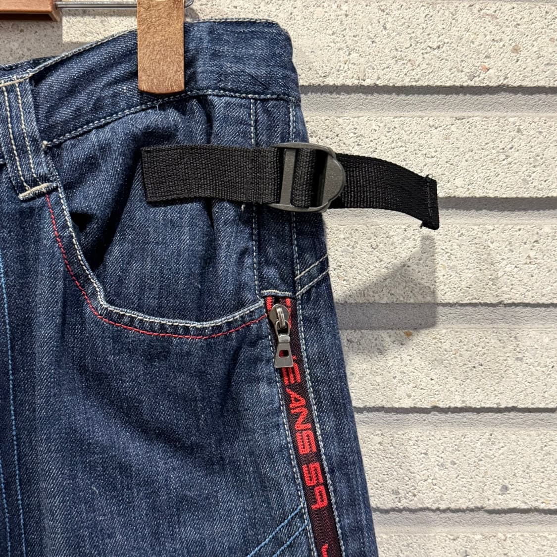 JCB Jeans 유틸리티 데님팬츠 사이드 로고 지퍼 뒷밴딩 디테일 진청 상품이미지5