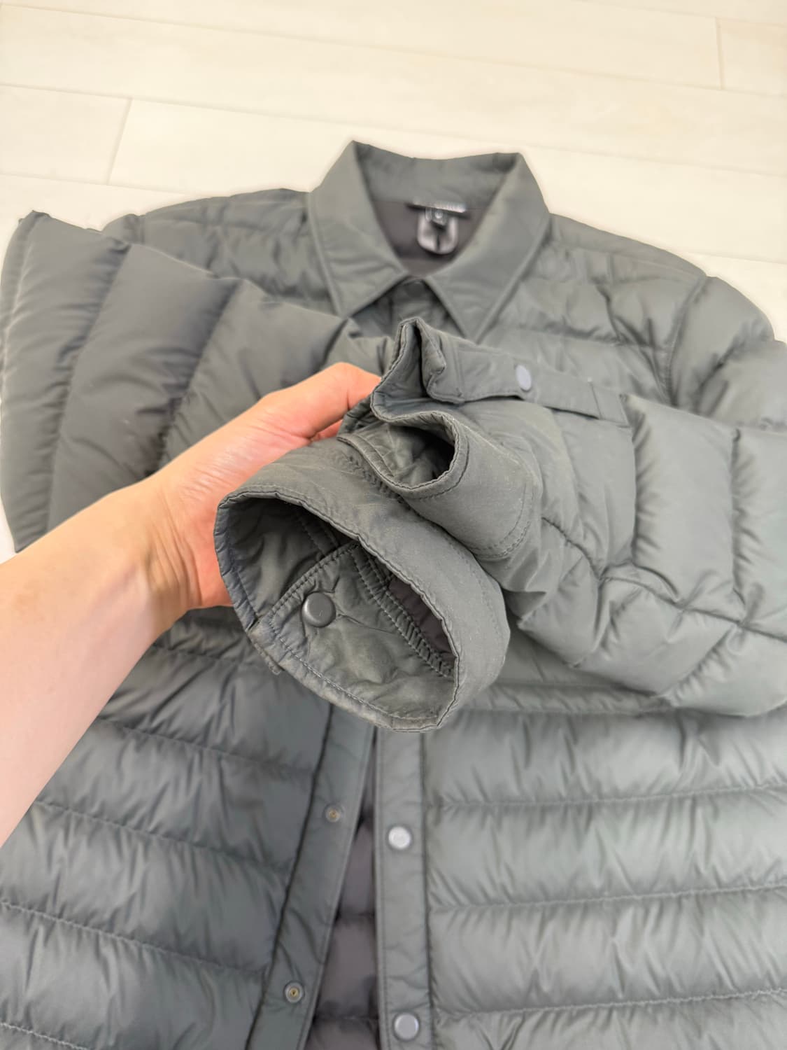 파타고니아 셔츠 패딩 M 사이즈 그레이 색상이에요  상태 너무 좋아요 찢 상품이미지2