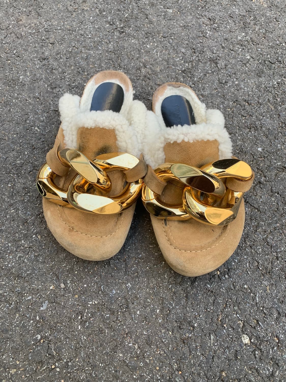  jw앤더슨 체인 퍼 뮬 (brown) 상품이미지1