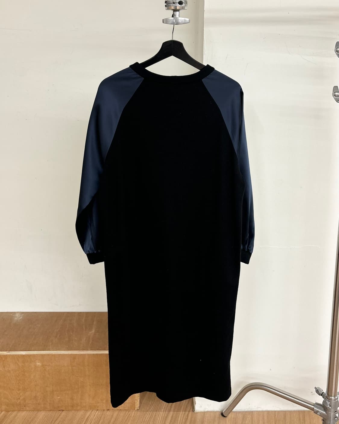 질센더 블랙 실크 롱 슬리브 드레스 상품이미지6