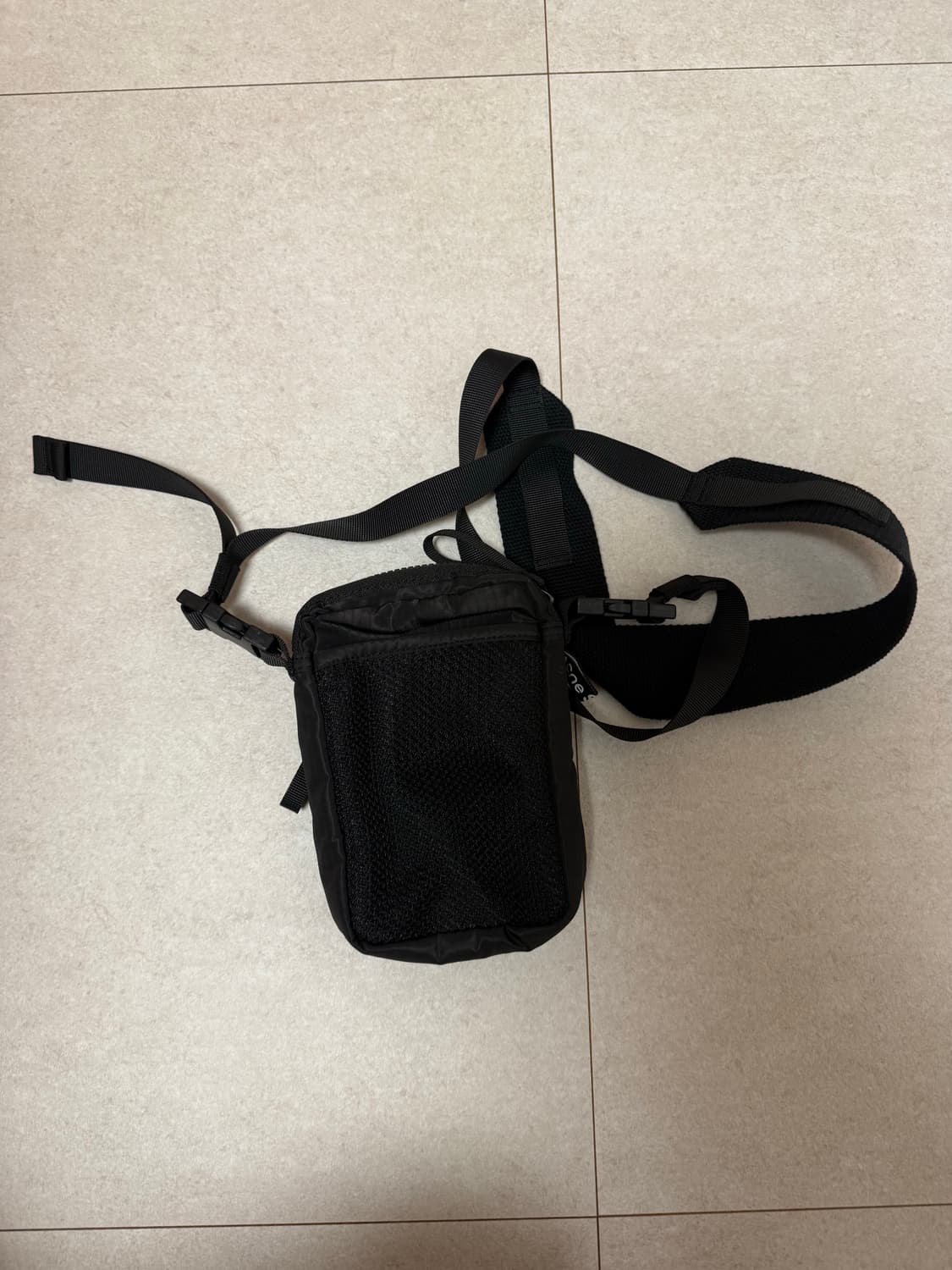 아크네 페이스패치 미니백 상품이미지3