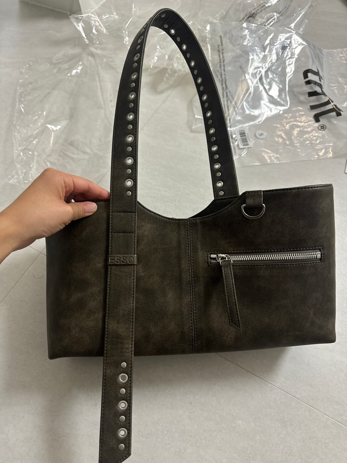 에쏘 esso 가방 CIG STUD BAG 긱 스터드백 카키브라운 상품이미지3