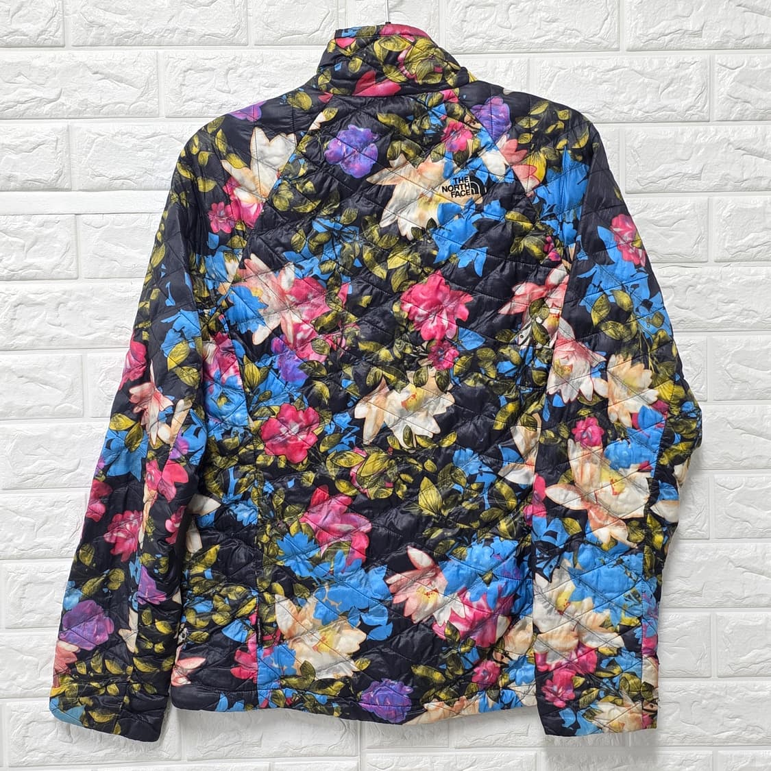 택포) 노스페이스 여성 꽃무늬 경량 패딩 L 상품이미지4