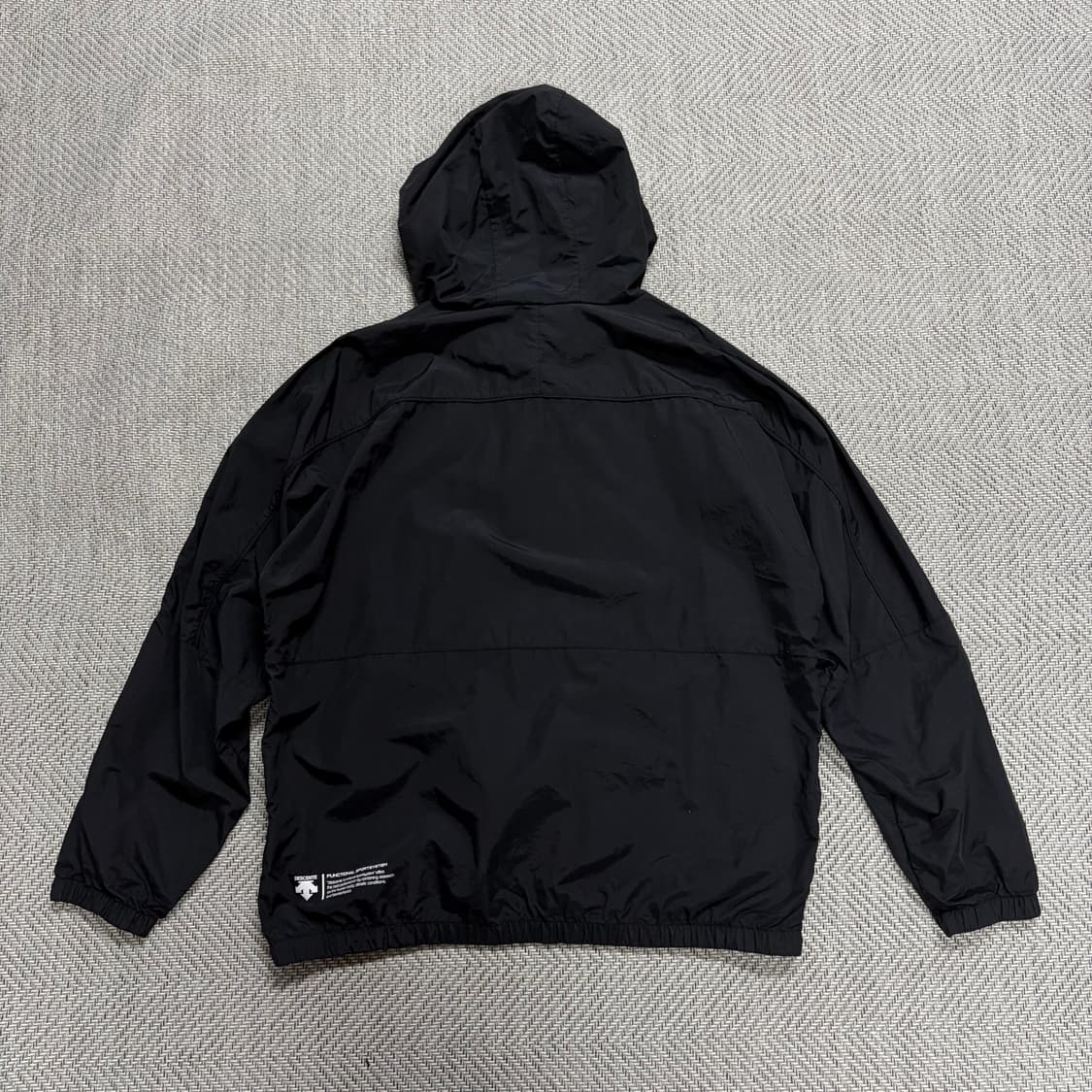 (110)데상트 블랙 아노락 바람막이  상품이미지2