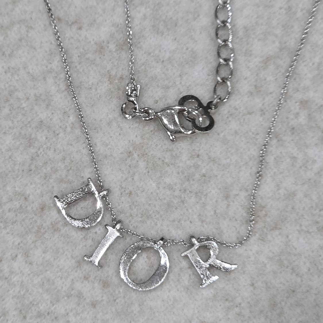 디올 은장 DIOR 로고 레터링 목걸이(남녀공용) 상품이미지3