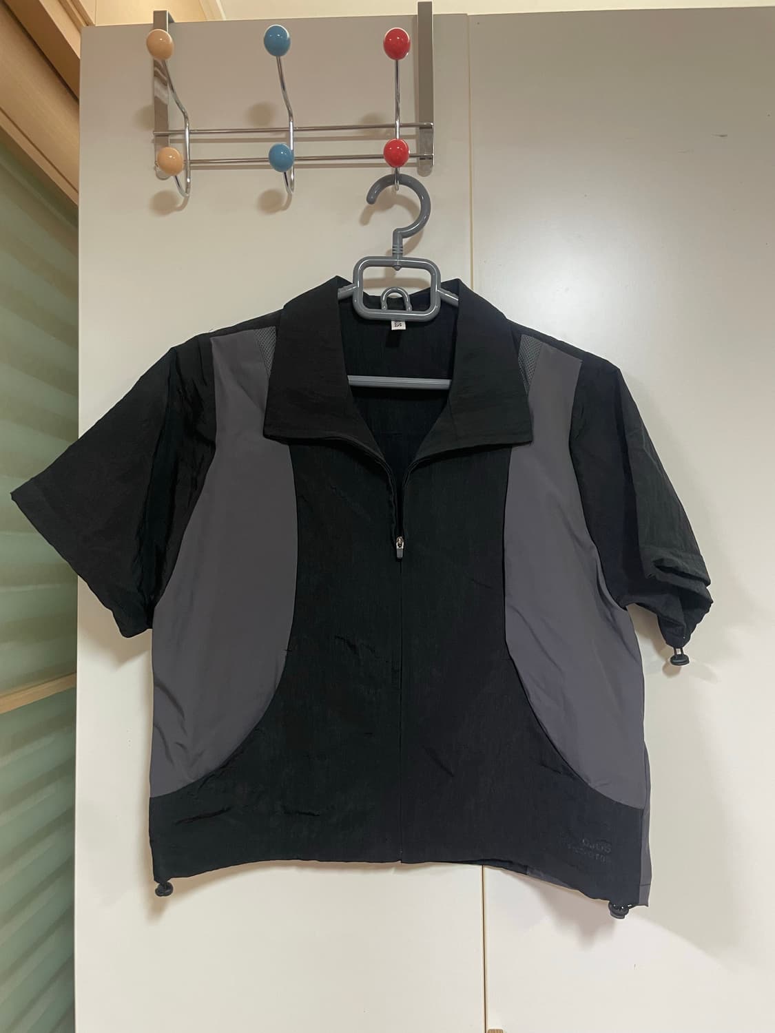 오호스 커브 포켓 스트링 집업 블랙  상품이미지1