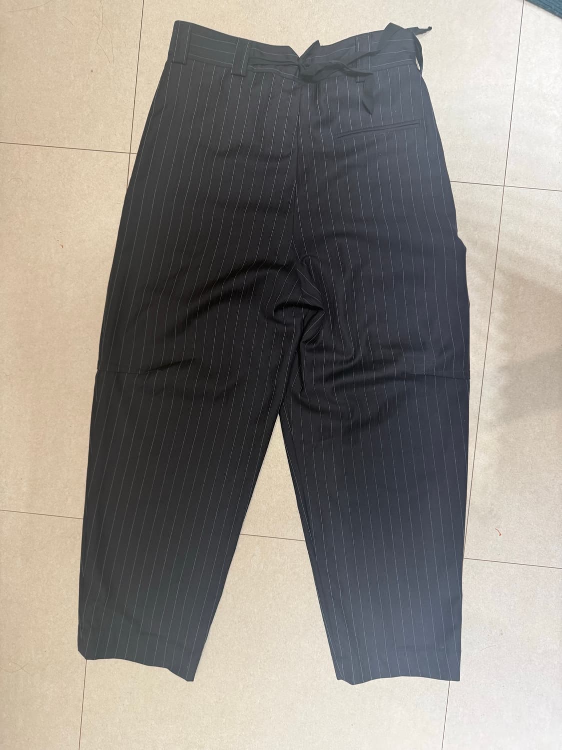 마리나이 23ss 핀 스트라이프 오리가미 팬츠 상품이미지2