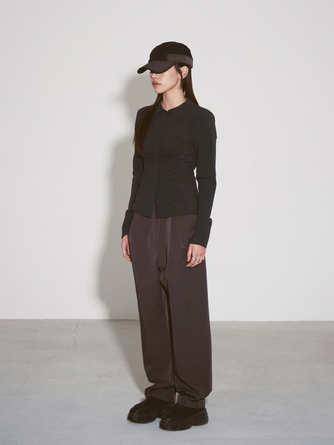 [L] 미스치프 셔링 셔츠 SHIRRING SHIRT-CHARCOAL 상품이미지5