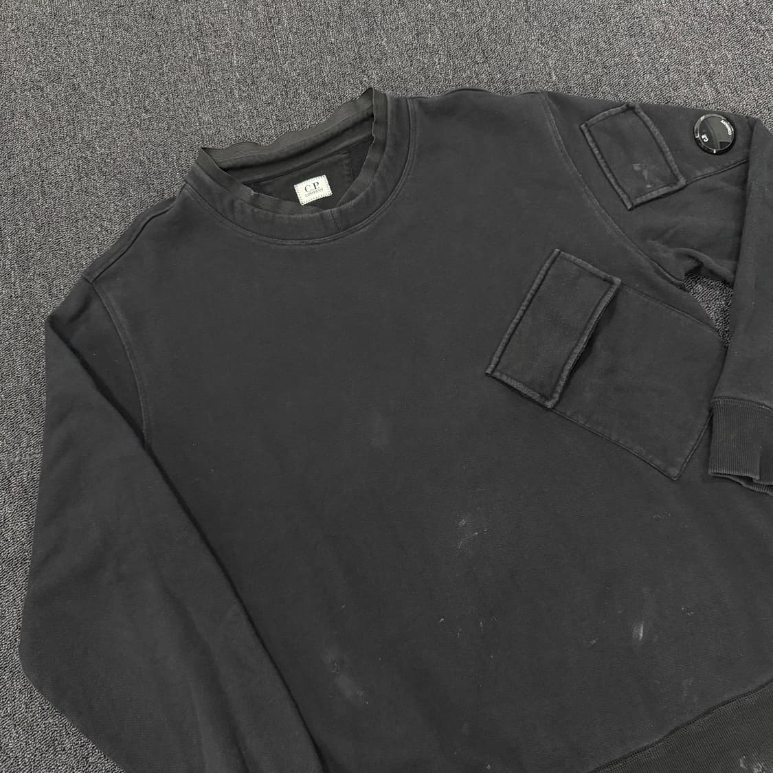 CP컴퍼니 포켓 디테일 렌즈와펜 맨투맨  상품이미지2