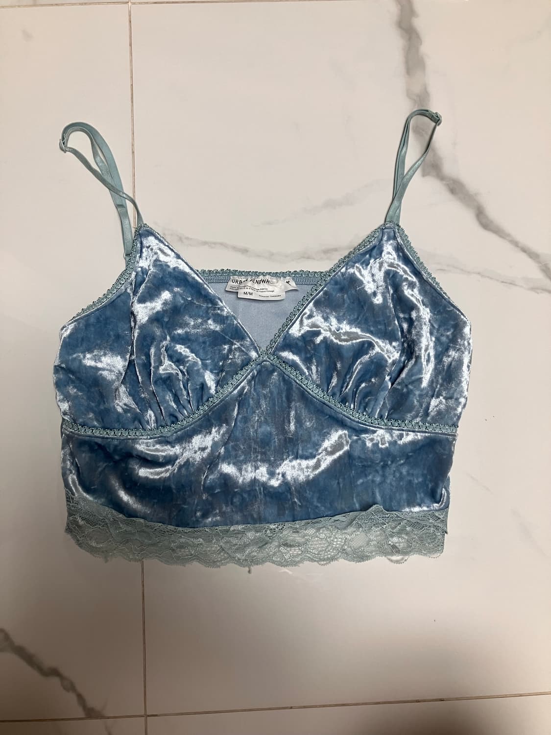 얼반아웃피터스 벨벳 하늘색 레이스 크롭 캐미 탑 상품이미지3