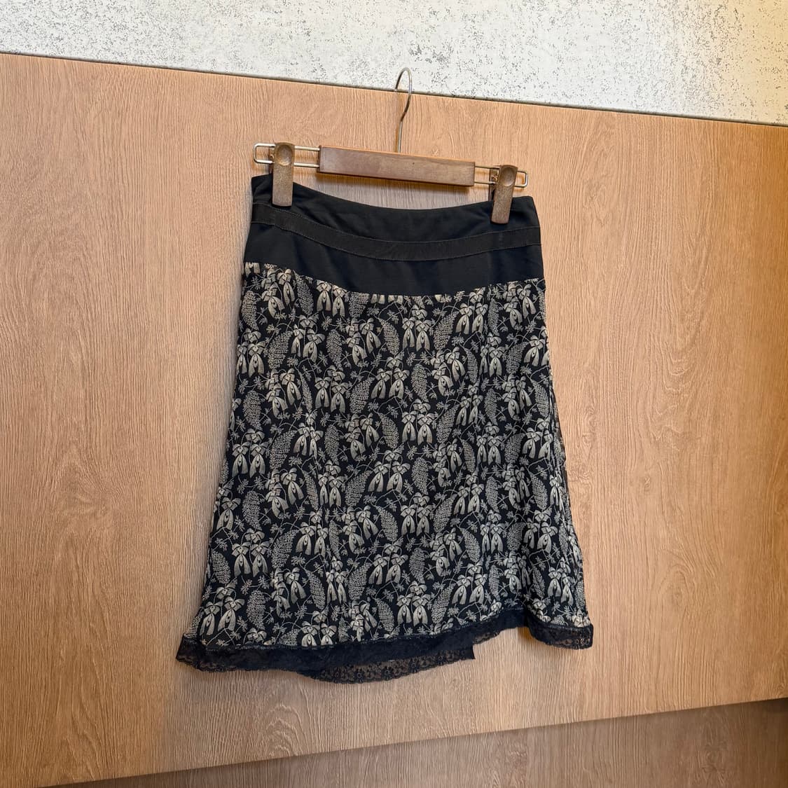 막스앤코 랩 미디 스커트 리프 패턴 리본 타이 스트랩 디테일 카키 상품이미지5