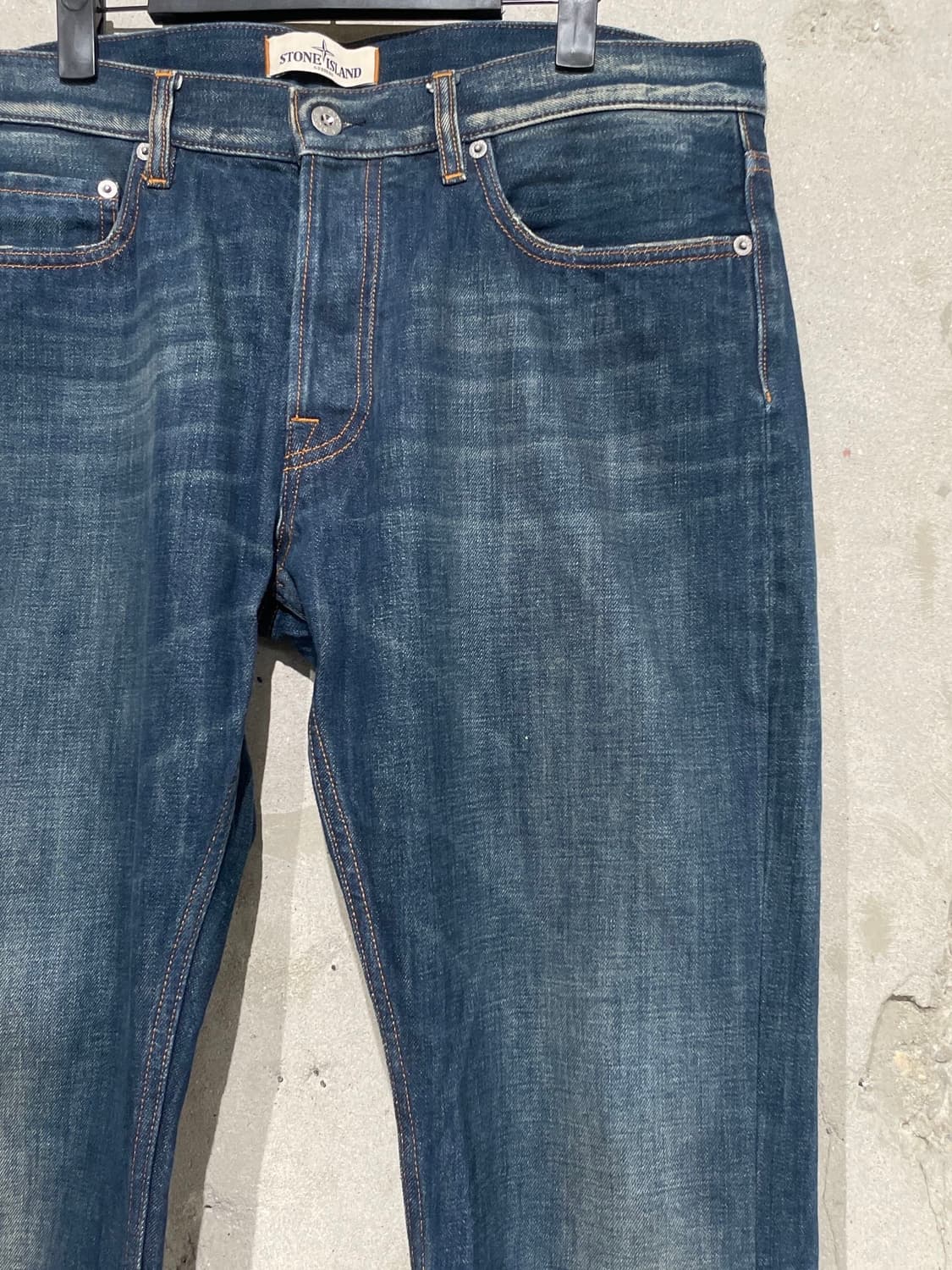 스톤 아일랜드 진청 와펜 워싱 데님 팬츠 상품이미지4