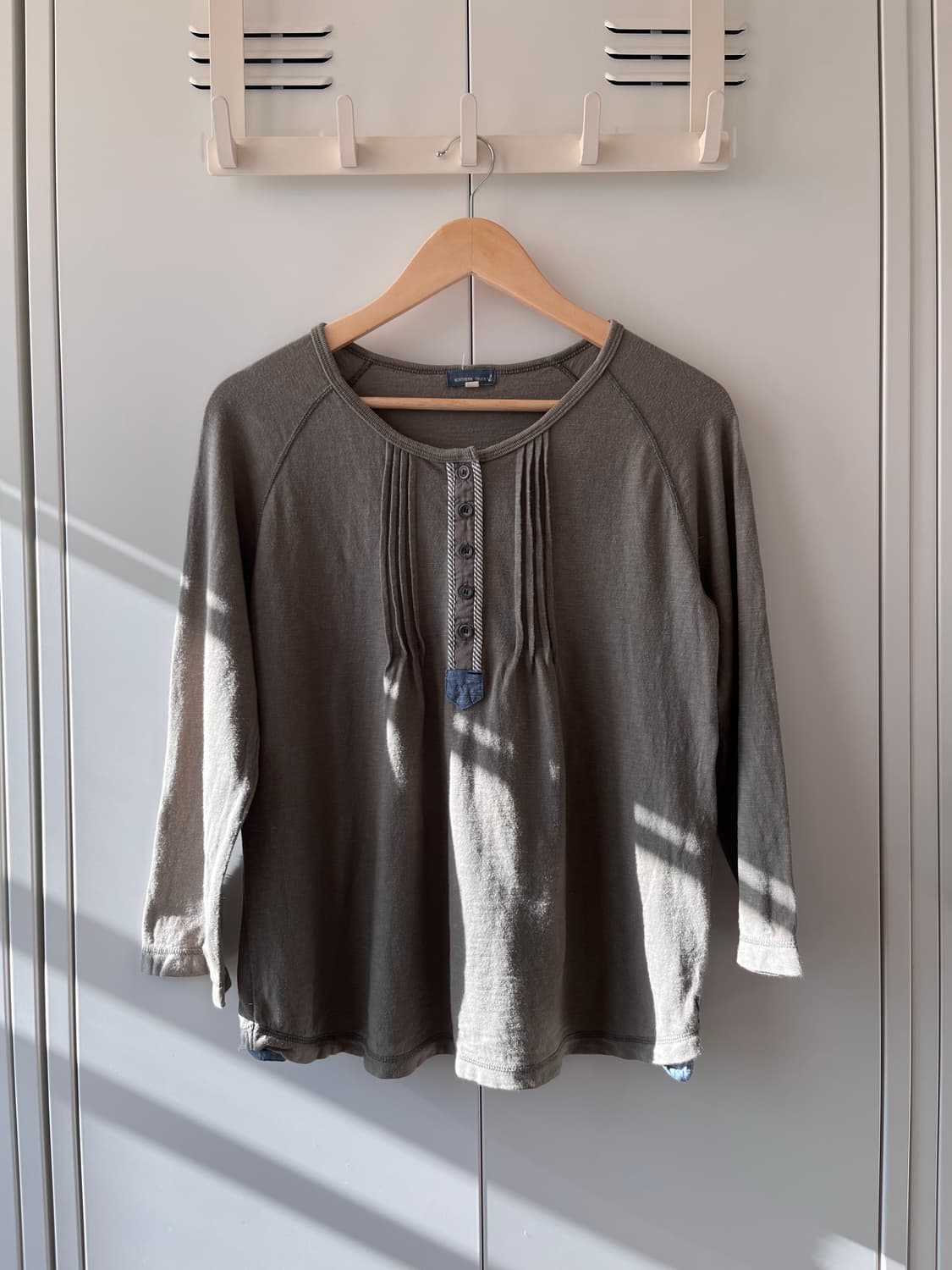 Northern truck 카키 핀턱 단추 롱 슬리브 상품이미지5