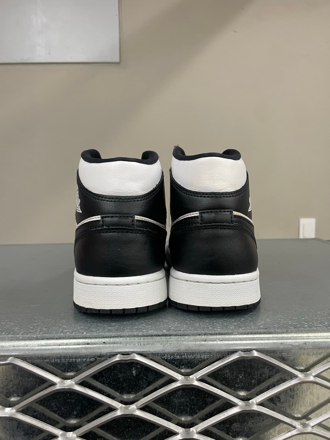 나이키 에어조던1 미드 화이트 블랙 255 상품이미지3