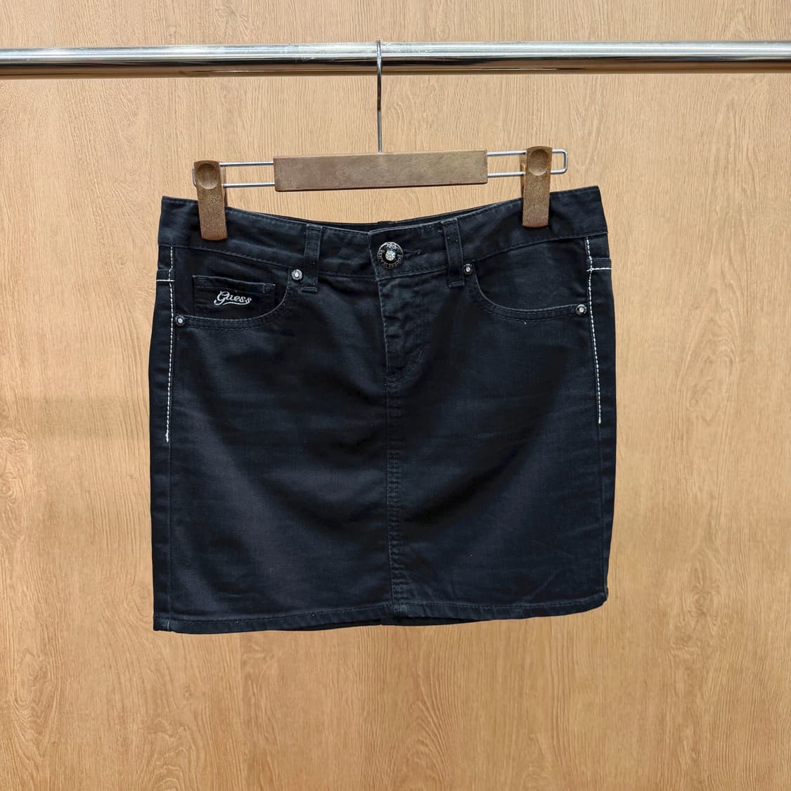 게스 진스 코튼 미니 스커트 로고 레터링 자수 큐빅 장식 H라인 블랙 상품이미지2