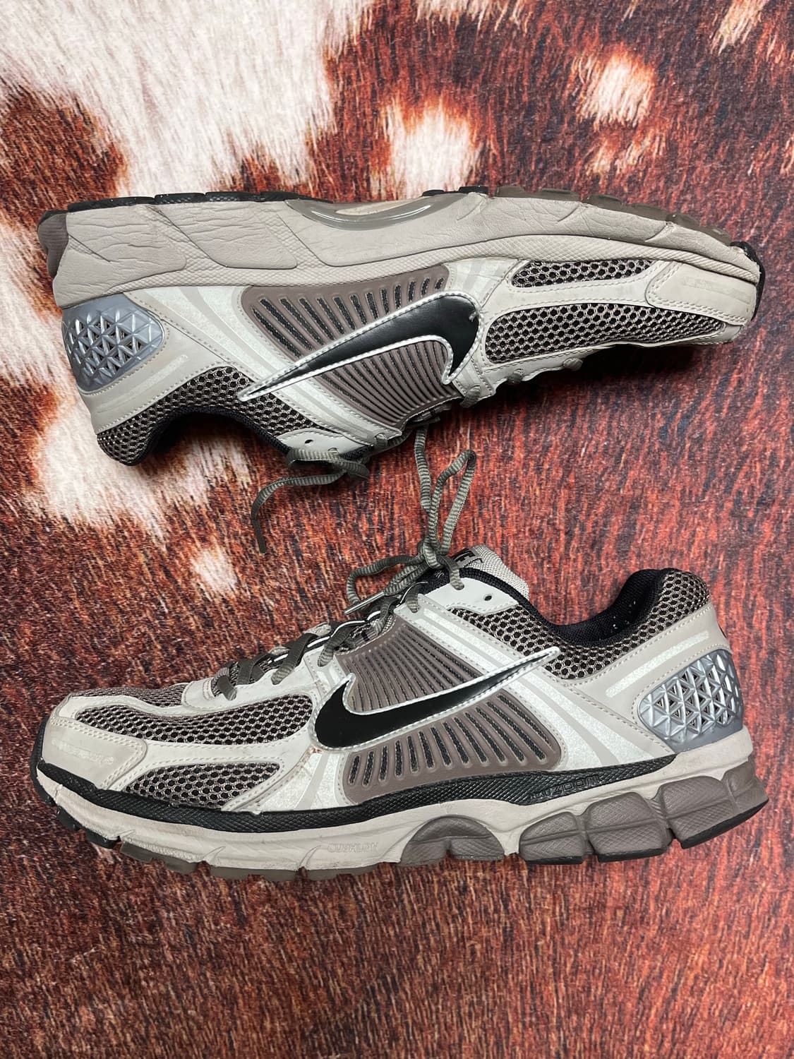 [300] 나이키 줌 보메로 5 칼리지 그레이 케이브 스톤 상품이미지1