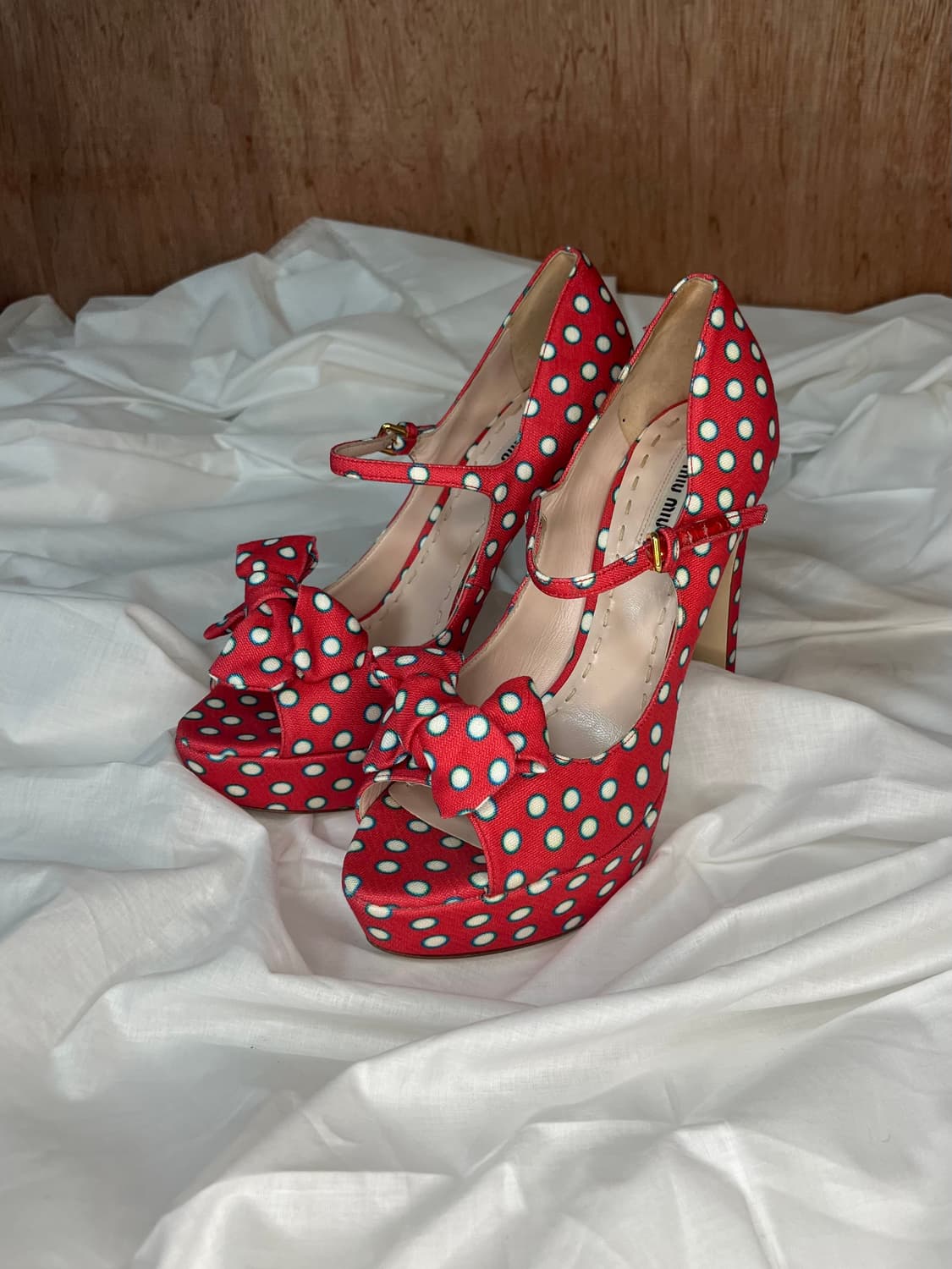 미우미우 레드 폴카 도트 리본 플랫폼 힐 상품이미지2