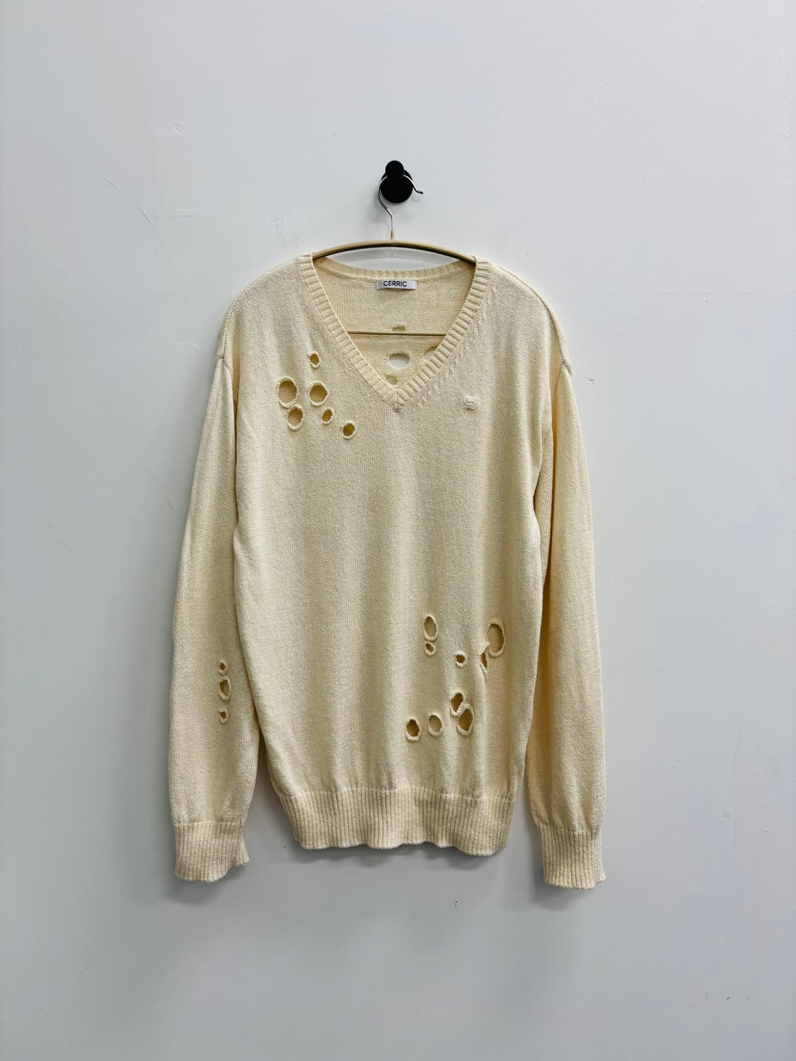 세릭 CERRIC 펀칭 데미지 브이넥 니트 상품이미지1