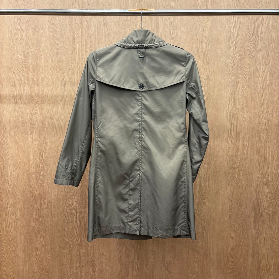 버버리 런던 더블 버튼 라이트 트렌치 코트 넥라인 스트랩 디테일 브라운 상품이미지3